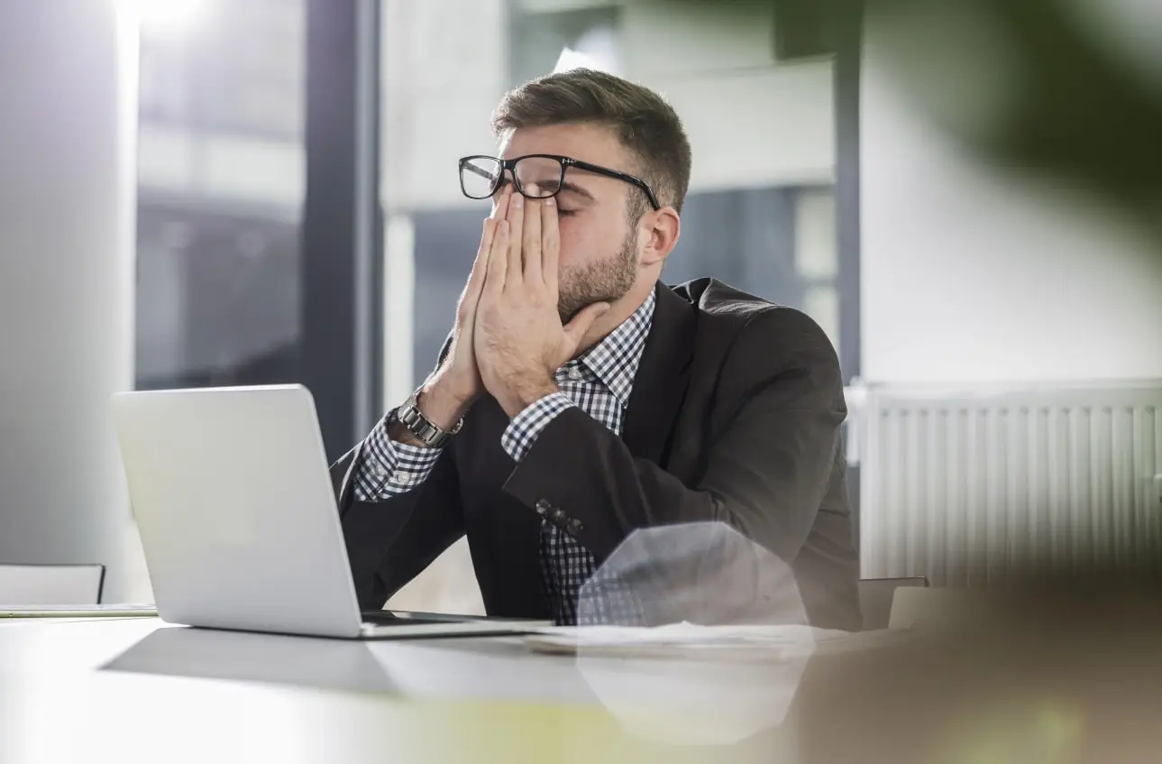 Мужчина закрыл лицо руками